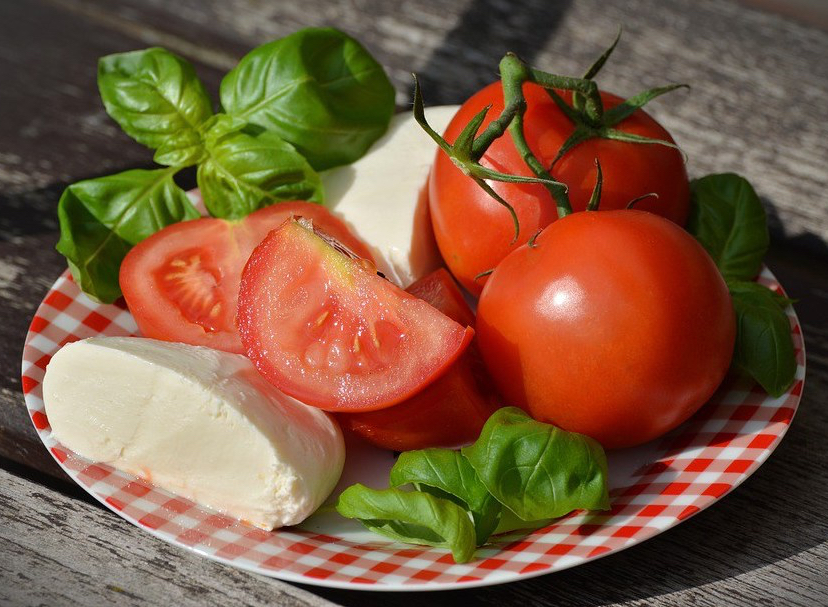 Comment choisir son couteau a tomate cranté pour couper les tomates facilement